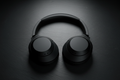 Sony WH-1000XM5 flat lay negro premium diadema sin costuras