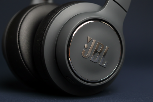 Audífonos JBL Tune 770NC macro almohadilla y logo
