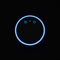 Amazon Echo Dot 5ta gen vista superior con anillo LED azul