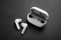 JBL Tune Beam 2 flat lay estuche abierto