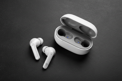 JBL Tune Beam 2 flat lay estuche abierto
